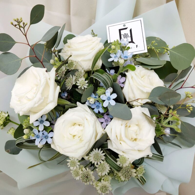 White Rose with White Astrantia Bouquet Quadruple Flower BL010010 02