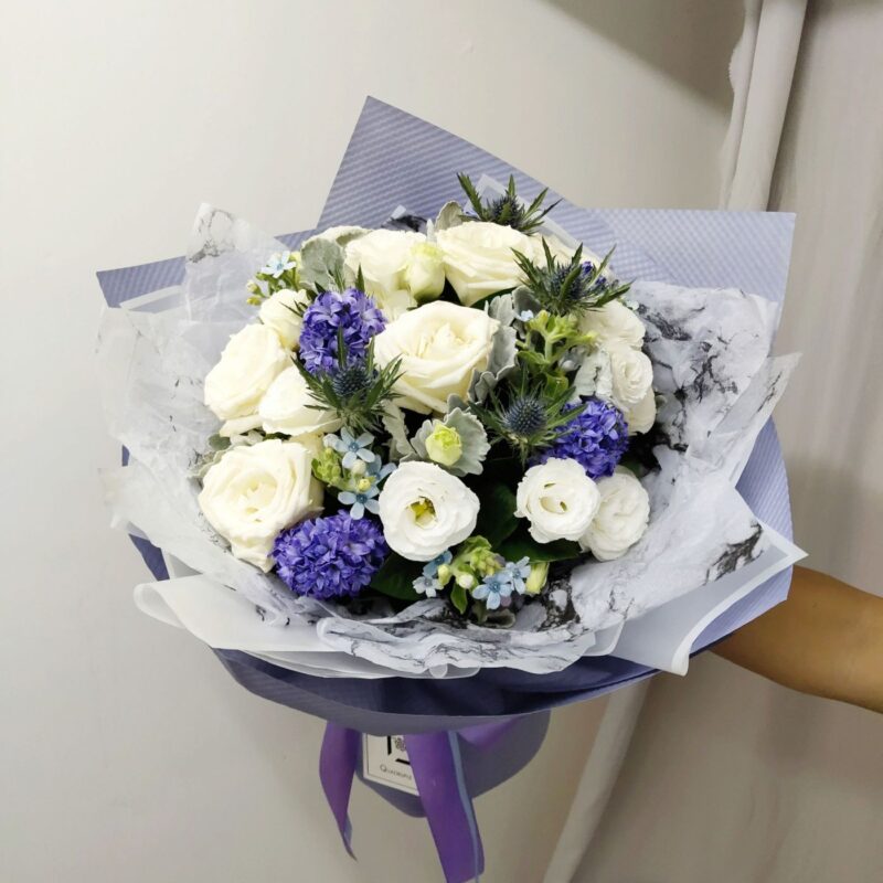 White Rose with Blue Hyacinth Bouquet Quadruple Flower BL010014 01