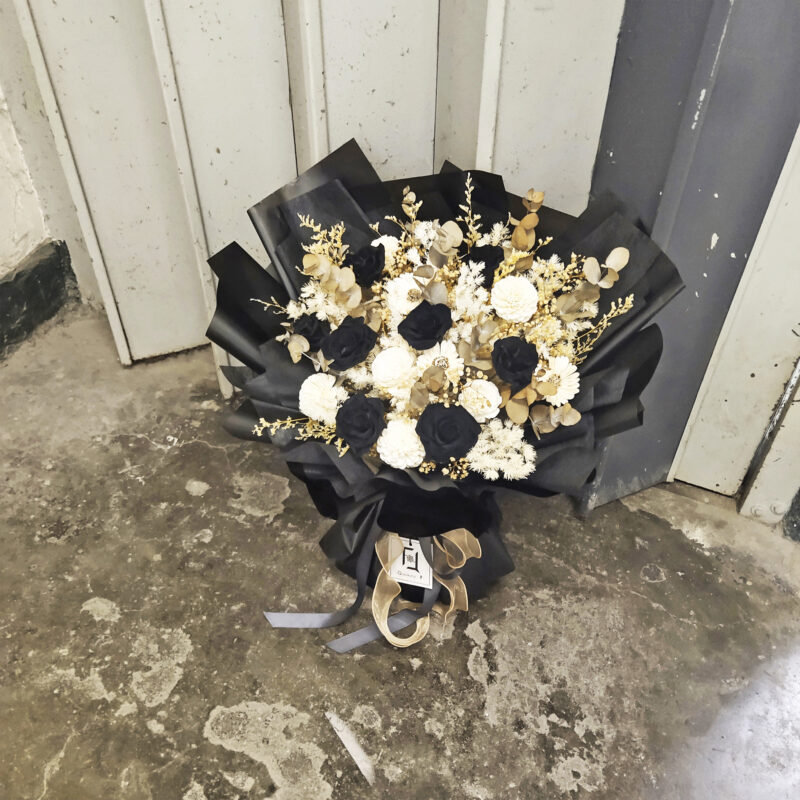 Unique B.VIII | Preserved Flower Black Rose Bouquet