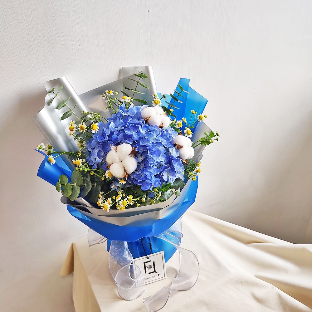 雲端絮語 | 藍色繡球棉花洋甘菊鮮花花束 3 雲端絮語 | 藍色繡球棉花洋甘菊鮮花花束 - BM040005