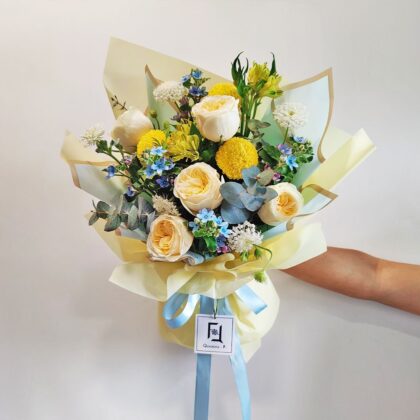 米白庭園玫瑰藍星花鮮花花束 BM010015