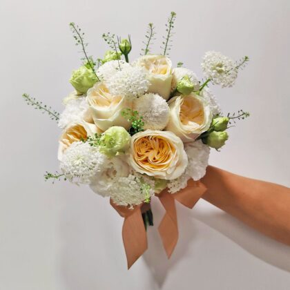 米白庭園玫瑰綠鈴草鮮花結婚花球連襟花 WB010004