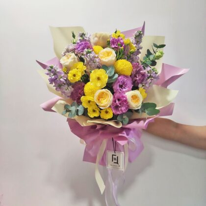 米白庭園玫瑰黃乒乓菊鮮花花束 BL010037