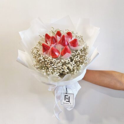 日本士多啤梨滿天星鮮果鮮花花束 BM100014