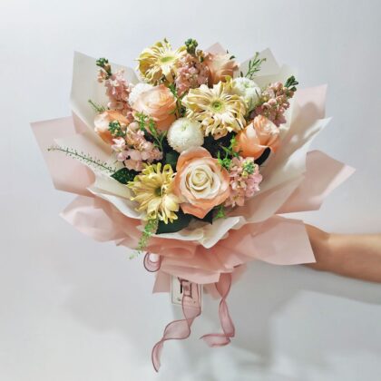 卡其白玫瑰捲邊非洲菊紫羅蘭鮮花花束 BM010021