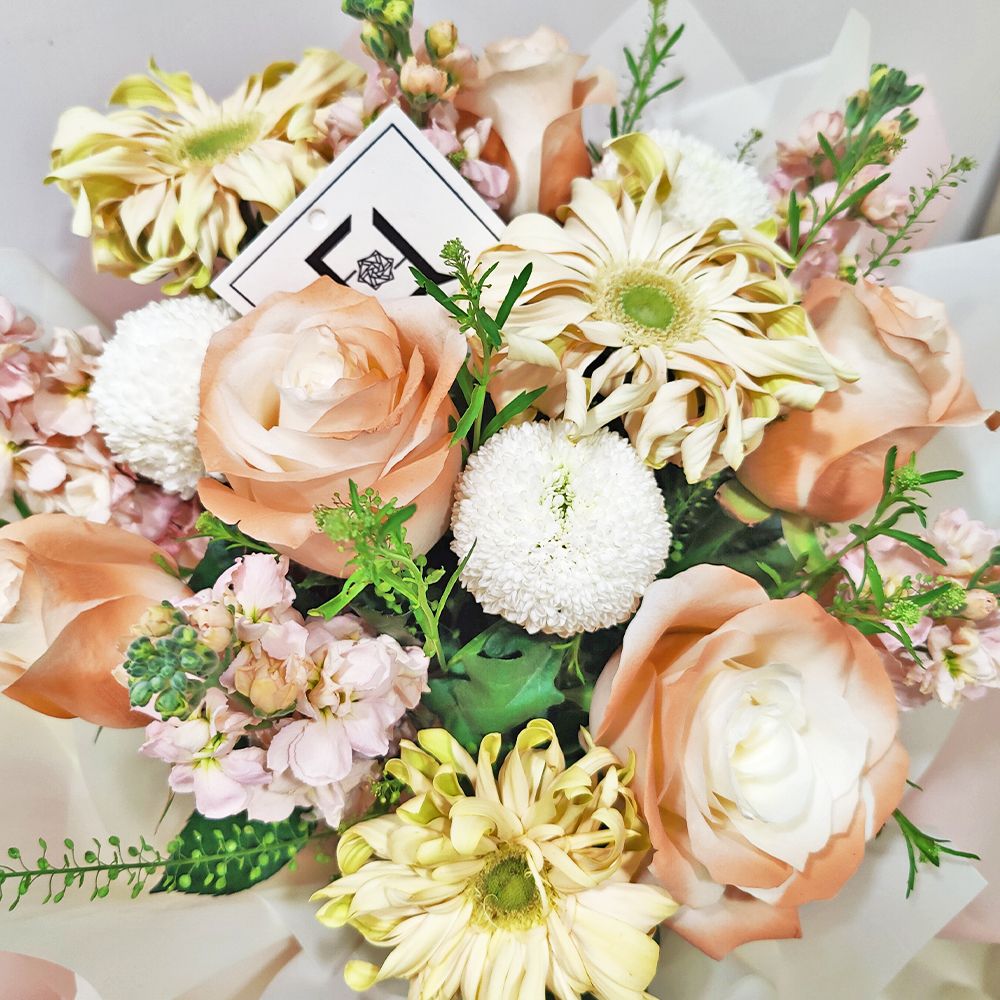 古典時光 | 卡其白玫瑰捲邊非洲菊紫羅蘭鮮花花束 2 古典時光 | 卡其白玫瑰捲邊非洲菊紫羅蘭鮮花花束 - BM010021