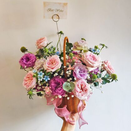 粉玫瑰藍星花滿天星鮮花枱花手提花籃 TP010008