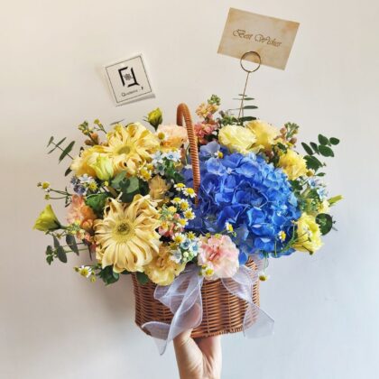 米白捲邊非洲菊藍繡球鮮花枱花手提花籃 TP040001