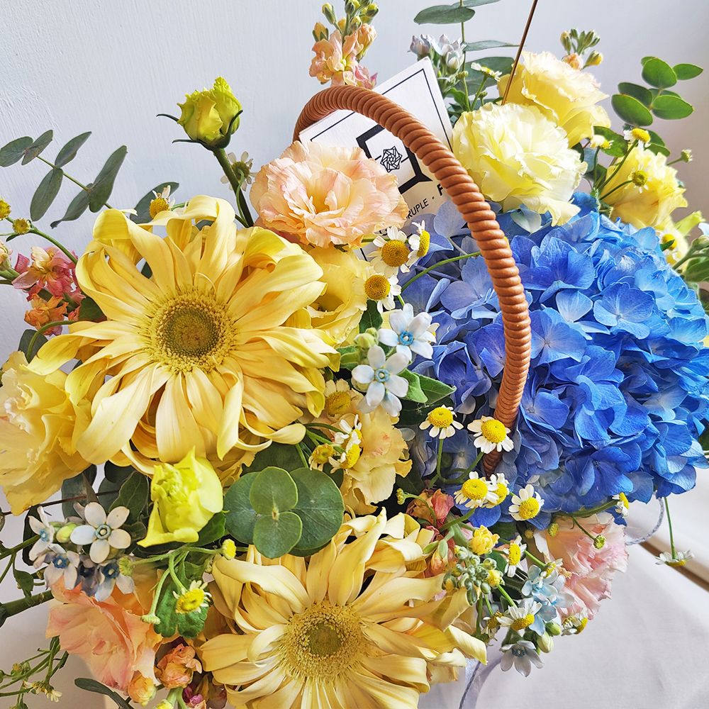 漫步雲端 | 米白捲邊非洲菊藍繡球鮮花枱花手提花籃 2 漫步雲端 | 米白捲邊非洲菊藍繡球鮮花枱花手提花籃 - TP040001