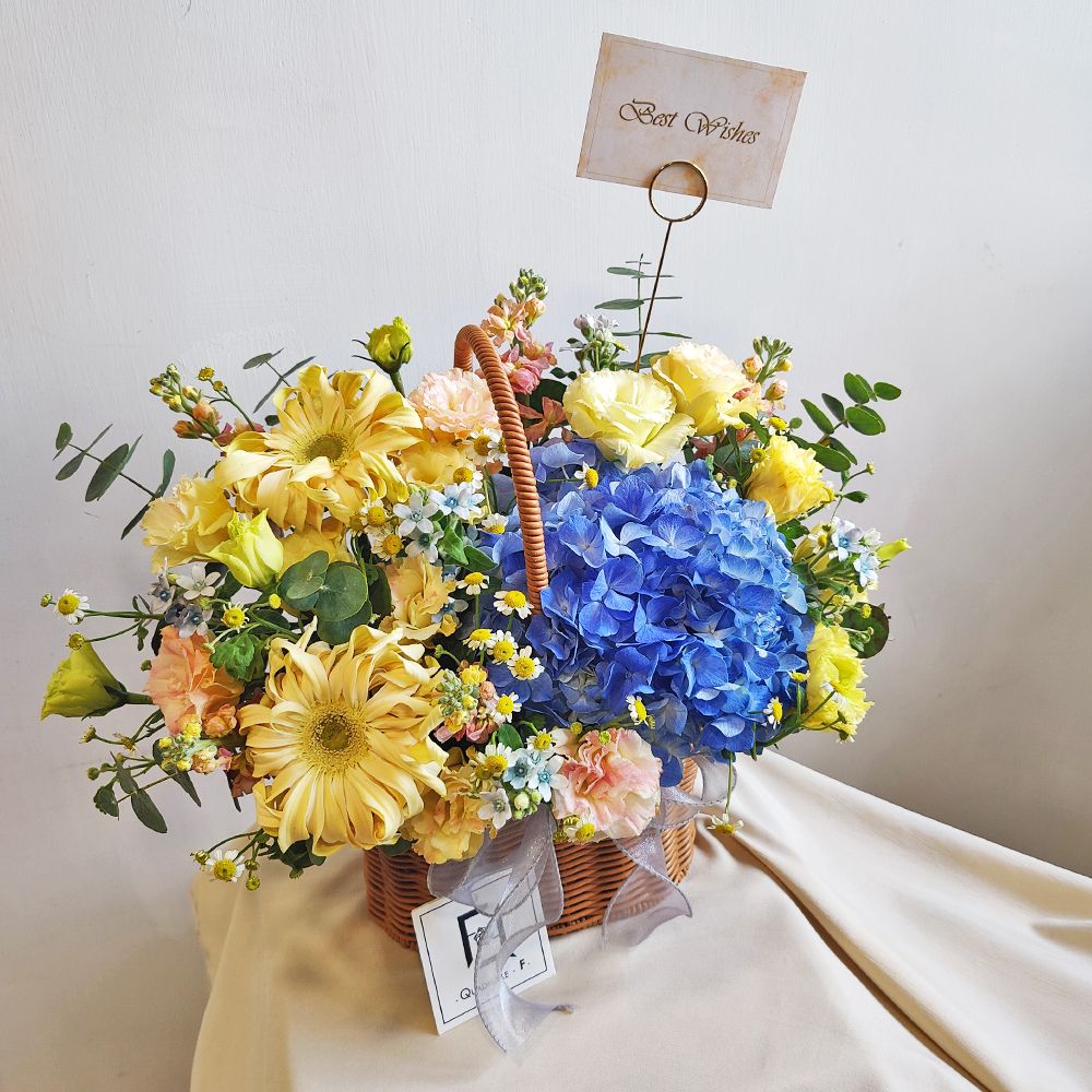 漫步雲端 | 米白捲邊非洲菊藍繡球鮮花枱花手提花籃 3 漫步雲端 | 米白捲邊非洲菊藍繡球鮮花枱花手提花籃 - TP040001