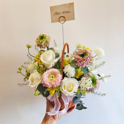 白玫瑰錦鯉洋牡丹鮮花枱花手提花籃 TP010005