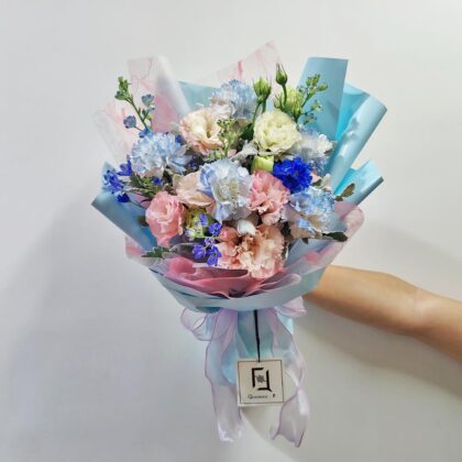 湛藍星波 | 藍白康乃馨深藍小飛燕鮮花花束 - BM070005