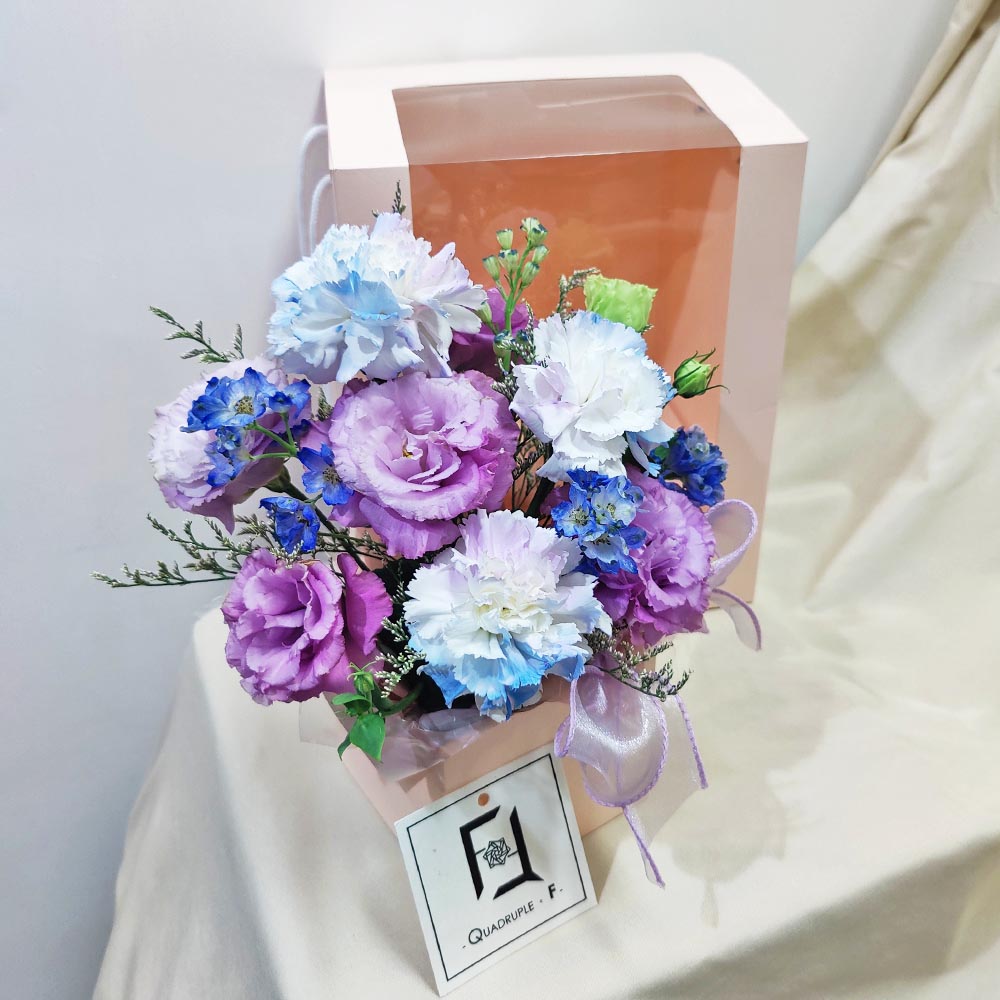 湛藍星辰 | 紫藍白康乃馨深藍小飛燕鮮花花盒 1 湛藍星辰 | 紫藍白康乃馨深藍小飛燕鮮花花盒 - TC070006