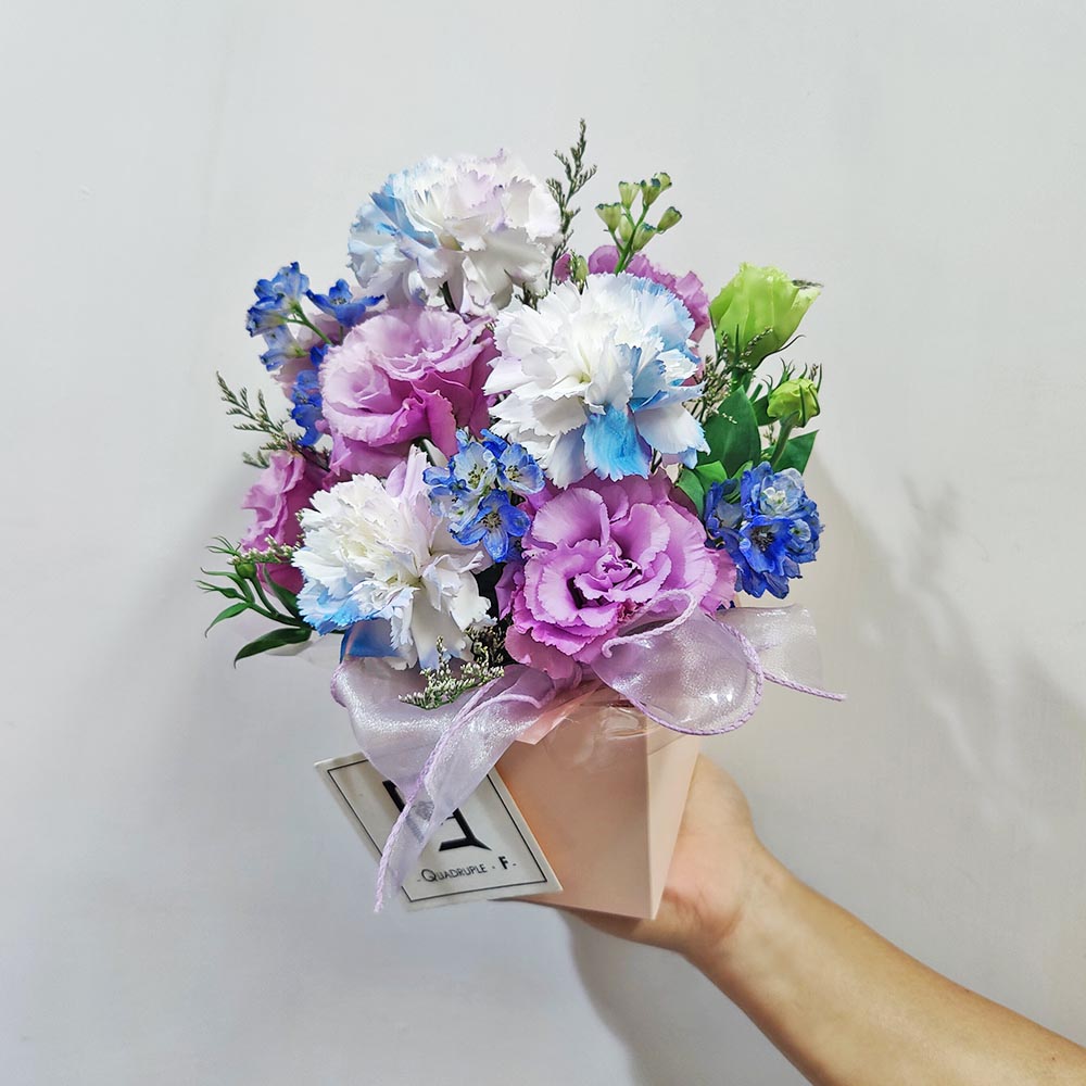 湛藍星辰 | 紫藍白康乃馨深藍小飛燕鮮花花盒 3 湛藍星辰 | 紫藍白康乃馨深藍小飛燕鮮花花盒 - TC070006