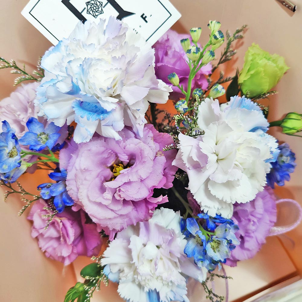 湛藍星辰 | 紫藍白康乃馨深藍小飛燕鮮花花盒 4 湛藍星辰 | 紫藍白康乃馨深藍小飛燕鮮花花盒 - TC070006