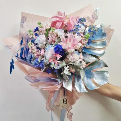 幻藍星蝶 | 雙托粉紅百合紫藍康乃馨拉錢鮮花花束 - BL050001