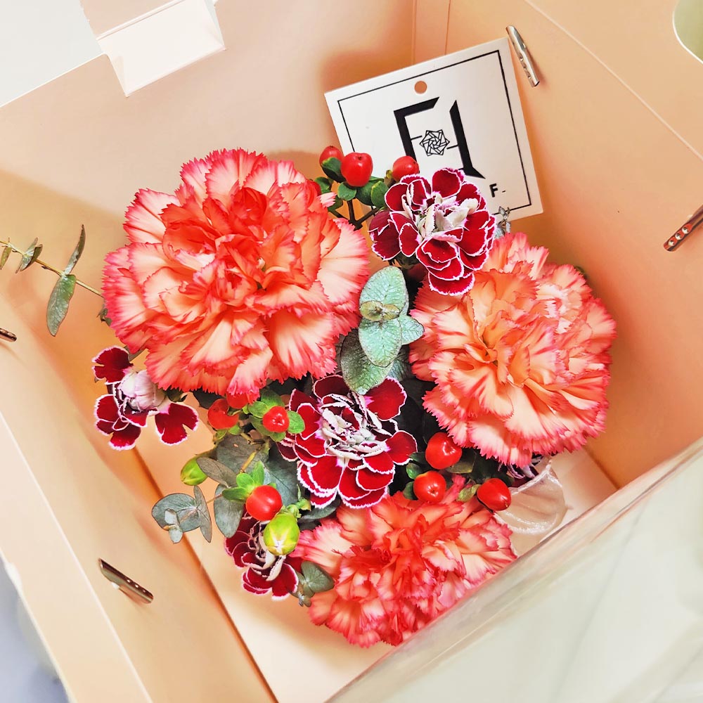 熾熱芳華 | 橙紅康乃馨紅荳鮮花花盒 4 熾熱芳華 | 橙紅康乃馨紅荳鮮花花盒 - TC070001