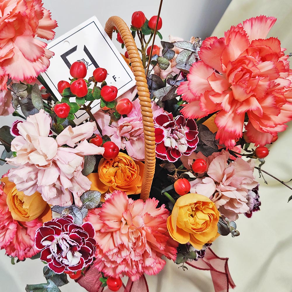 Rural Spring | Orange-red & Vintage Pink Carnation Hand-Carried Fresh Flower Basket 2 Rural Spring | Orange-red & Vintage Pink Carnation Hand-Carried Fresh Flower Basket - TP070001