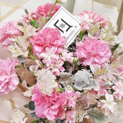 QuadrupleFlower 啟德新蒲崗花店 | 香港花店推介 | 即日送花服務、鮮花花束及花籃高質客製化設計 38 桃粉凝霜 | 桃粉康乃馨粉小百合鮮花花束
