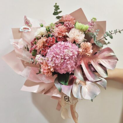 粉黛蝶影 | 粉紅繡球復古粉紅康乃馨拉錢鮮花花束 - BL040007