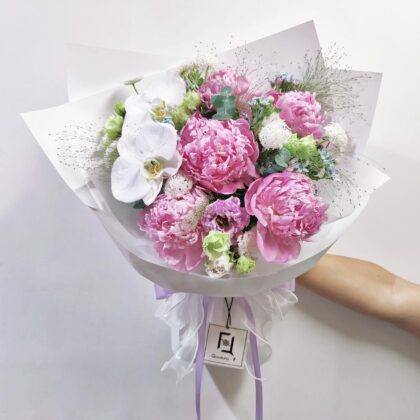 幻夜富士 | 粉牡丹(芍藥)白蝴蝶蘭鮮花花束 - BL080001