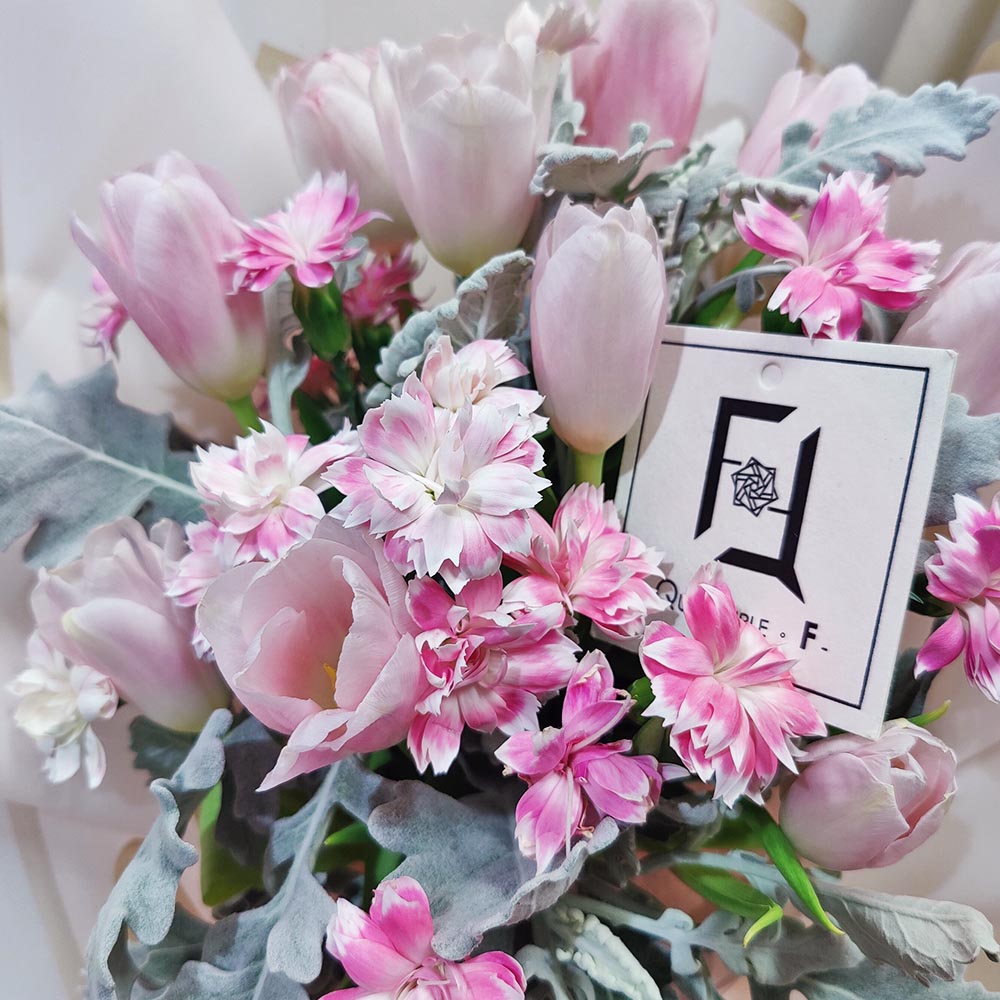 霜粉柔情 | 淺粉鬱金香粉紅康乃馨鮮花花束 2 霜粉柔情 | 淺粉鬱金香粉紅康乃馨鮮花花束 - BM030001