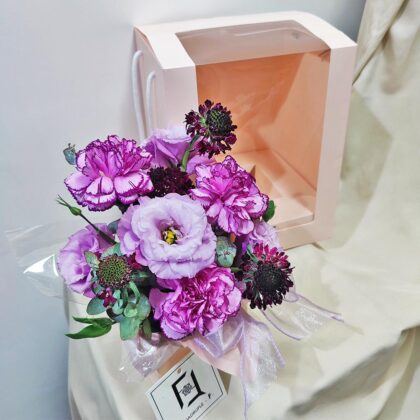 魅影夜曲 | 紫康乃馨黑松蟲草鮮花花盒 - TC070002