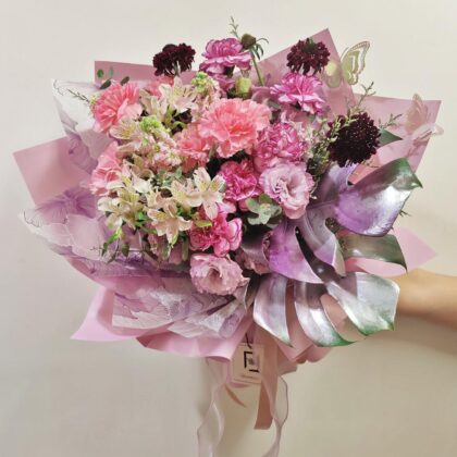 嫣紫蝶舞 | 紫粉康乃馨波浪紫洋桔梗拉錢鮮花花束 - BL070002