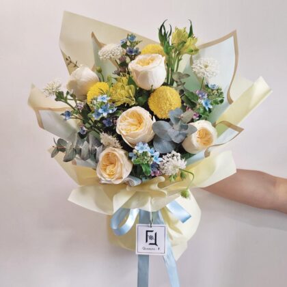 米白庭園玫瑰藍星花鮮花花束 BM010015