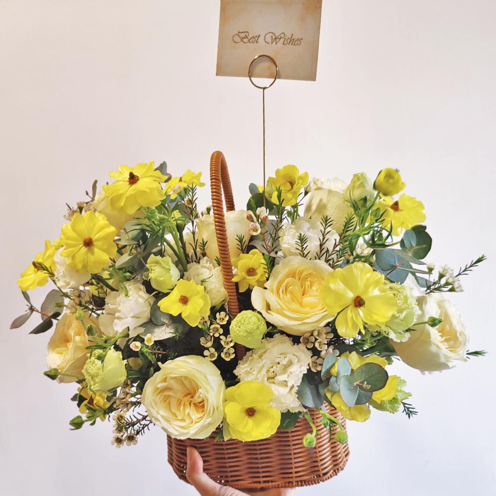 Creamy Butterfly | Creamy Garden Rose & Butterfly Ranunculus Hand-Carried Fresh Flower Basket 1 Creamy Butterfly | Creamy Garden Rose & Butterfly Ranunculus Hand-Carried Fresh Flower Basket - TP010009