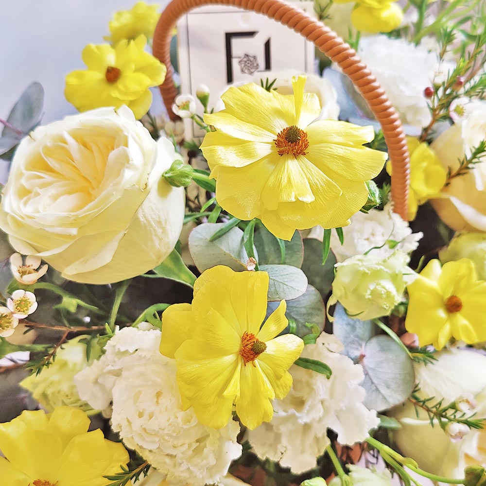 Creamy Butterfly | Creamy Garden Rose & Butterfly Ranunculus Hand-Carried Fresh Flower Basket 2 Creamy Butterfly | Creamy Garden Rose & Butterfly Ranunculus Hand-Carried Fresh Flower Basket - TP010009
