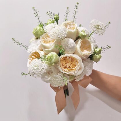米白庭園玫瑰綠鈴草鮮花結婚花球連襟花 WB010004
