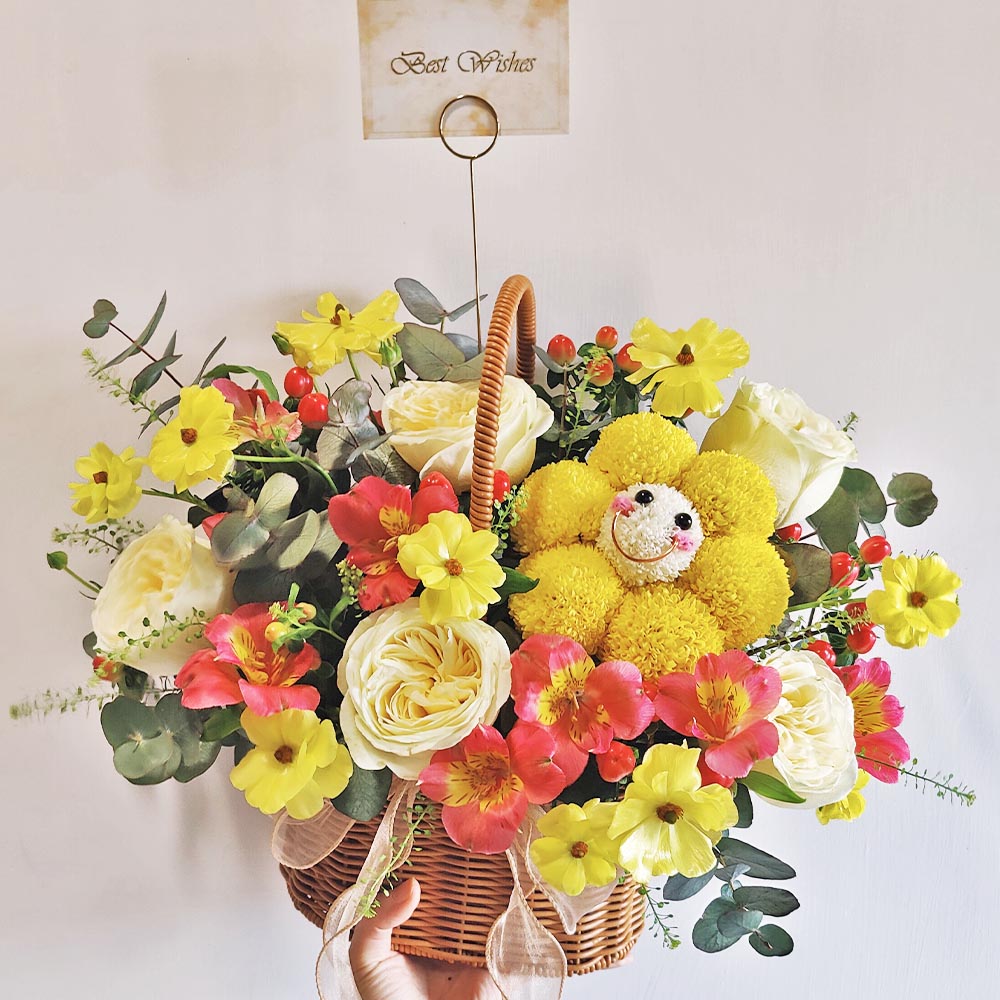 Sunny Smile | Creamy Rose & Smiley Ping Pong Mum Hand-Carried Fresh Flower Basket 1 Sunny Smile | Creamy Rose & Smiley Ping Pong Mum Hand-Carried Fresh Flower Basket - TP010010