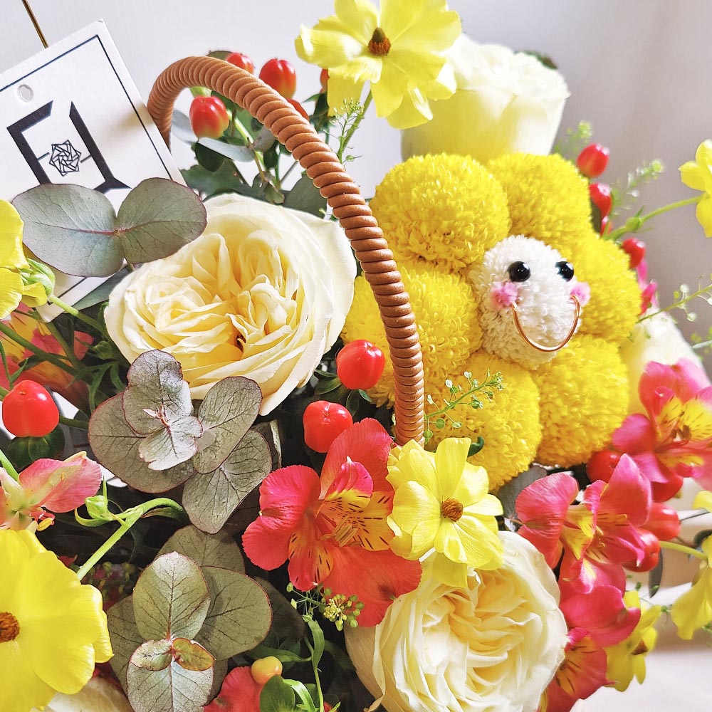 Sunny Smile | Creamy Rose & Smiley Ping Pong Mum Hand-Carried Fresh Flower Basket 2 Sunny Smile | Creamy Rose & Smiley Ping Pong Mum Hand-Carried Fresh Flower Basket - TP010010