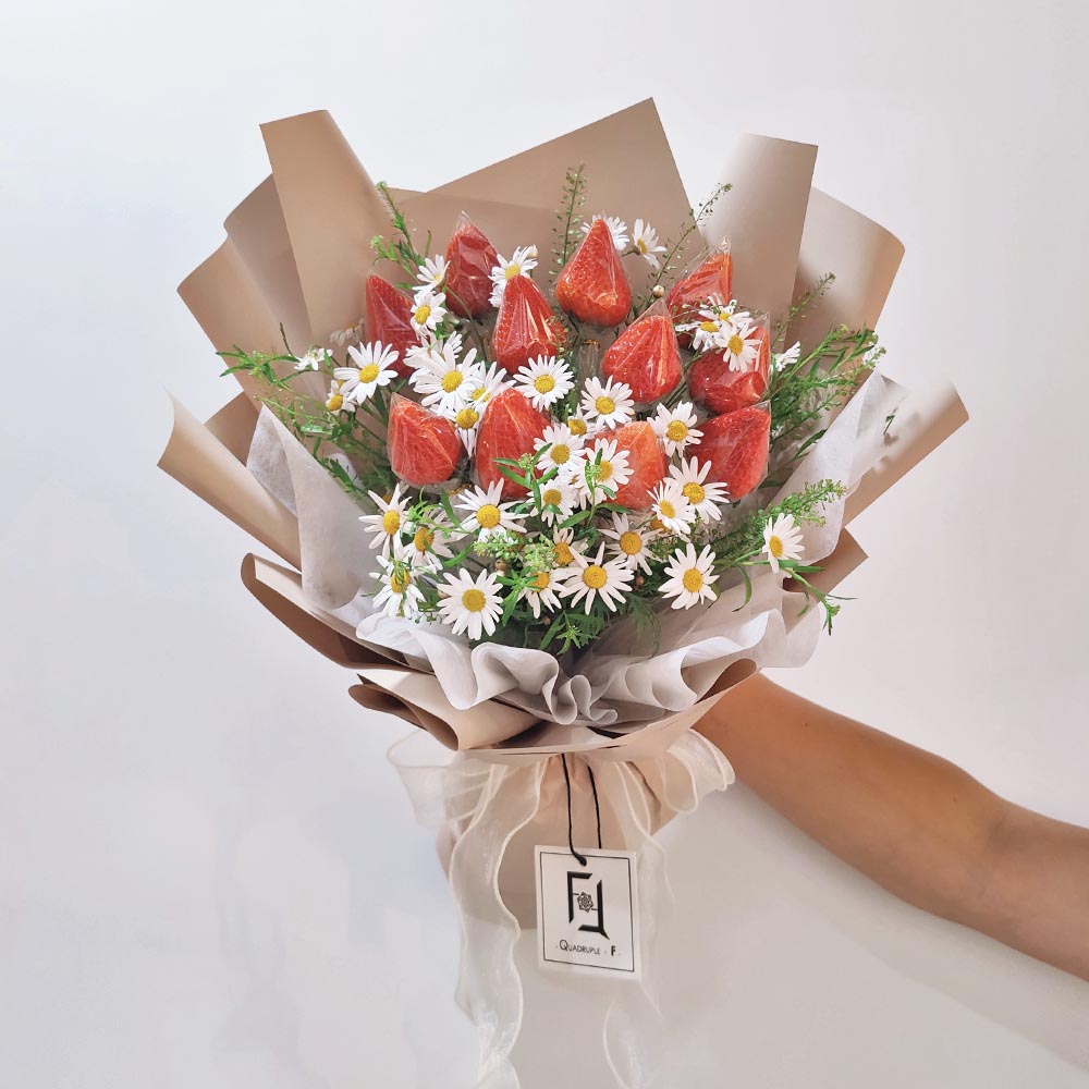 Strawberry Tale | Japanese Strawberry & Marguerite Fresh Fruit & Flower Bouquet 1 Strawberry Tale | Japanese Strawberry & Marguerite Fresh Fruit & Flower Bouquet - BM100013