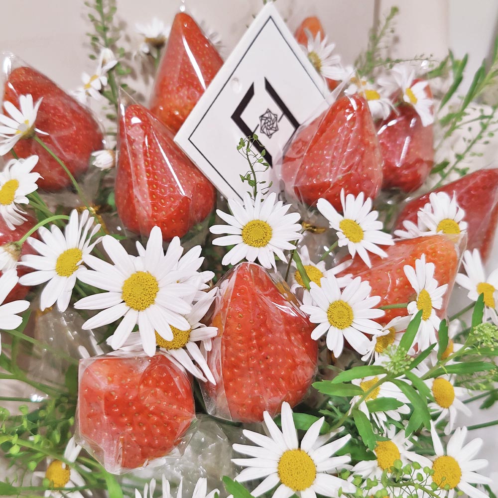 Strawberry Tale | Japanese Strawberry & Marguerite Fresh Fruit & Flower Bouquet 2 Strawberry Tale | Japanese Strawberry & Marguerite Fresh Fruit & Flower Bouquet - BM100013