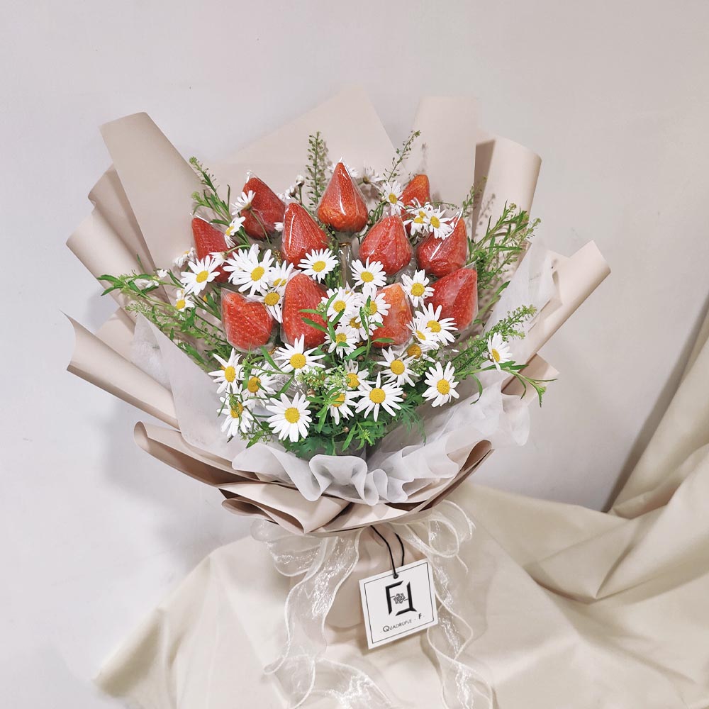 Strawberry Tale | Japanese Strawberry & Marguerite Fresh Fruit & Flower Bouquet 3 Strawberry Tale | Japanese Strawberry & Marguerite Fresh Fruit & Flower Bouquet - BM100013