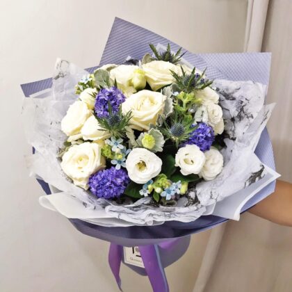 細膩柔愛 | 白玫瑰紫藍風信子鮮花花束 - BL010014