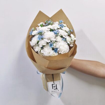 鮮花花束 & 永生花 | 香港花店 21 皎潔星光 | 白康乃馨藍星花鮮花花束 - BM070014
