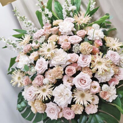QuadrupleFlower 啟德新蒲崗花店 | 香港花店推介 | 即日送花服務、鮮花花束及花籃高質客製化設計 19 復古米白玫瑰卷邊非洲菊鮮花祝賀開張花籃 FS010009