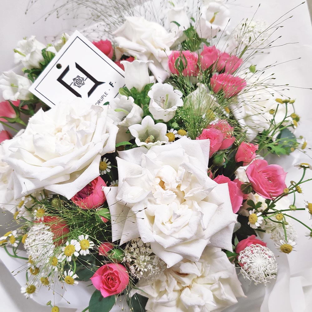 韶光初雪 | 白玫瑰風鈴花鮮花花束 2 韶光初雪 | 白玫瑰風鈴花鮮花花束 - BL010060