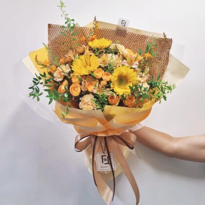 Green-Center Sunflower & Orange Spray Rose Fresh Flower Bouquet Quadruple Flower BL060016