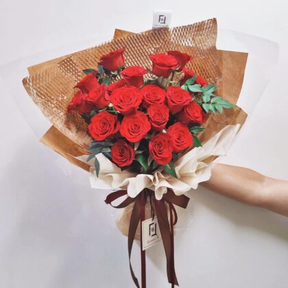 Red Rose & Nine Star Leaves Fresh Flower Bouquet Quadruple Flower BL010065