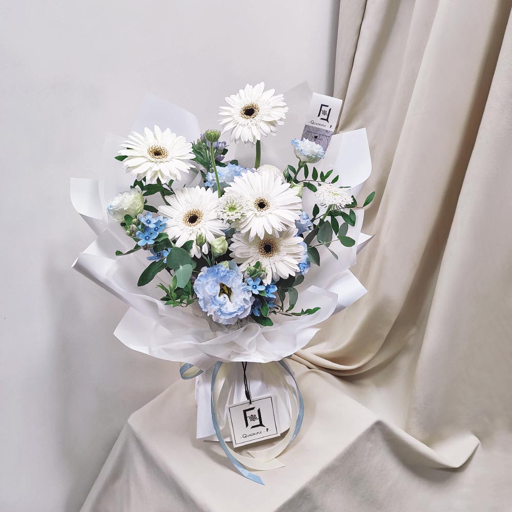 藍雪清漾 | 白非洲菊藍洋桔梗鮮花花束 4 藍雪清漾 | 白非洲菊藍洋桔梗鮮花花束 - BM100019